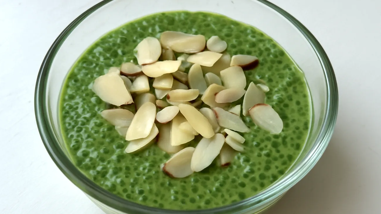 Budino di semi di chia al tè matcha e mandorle"