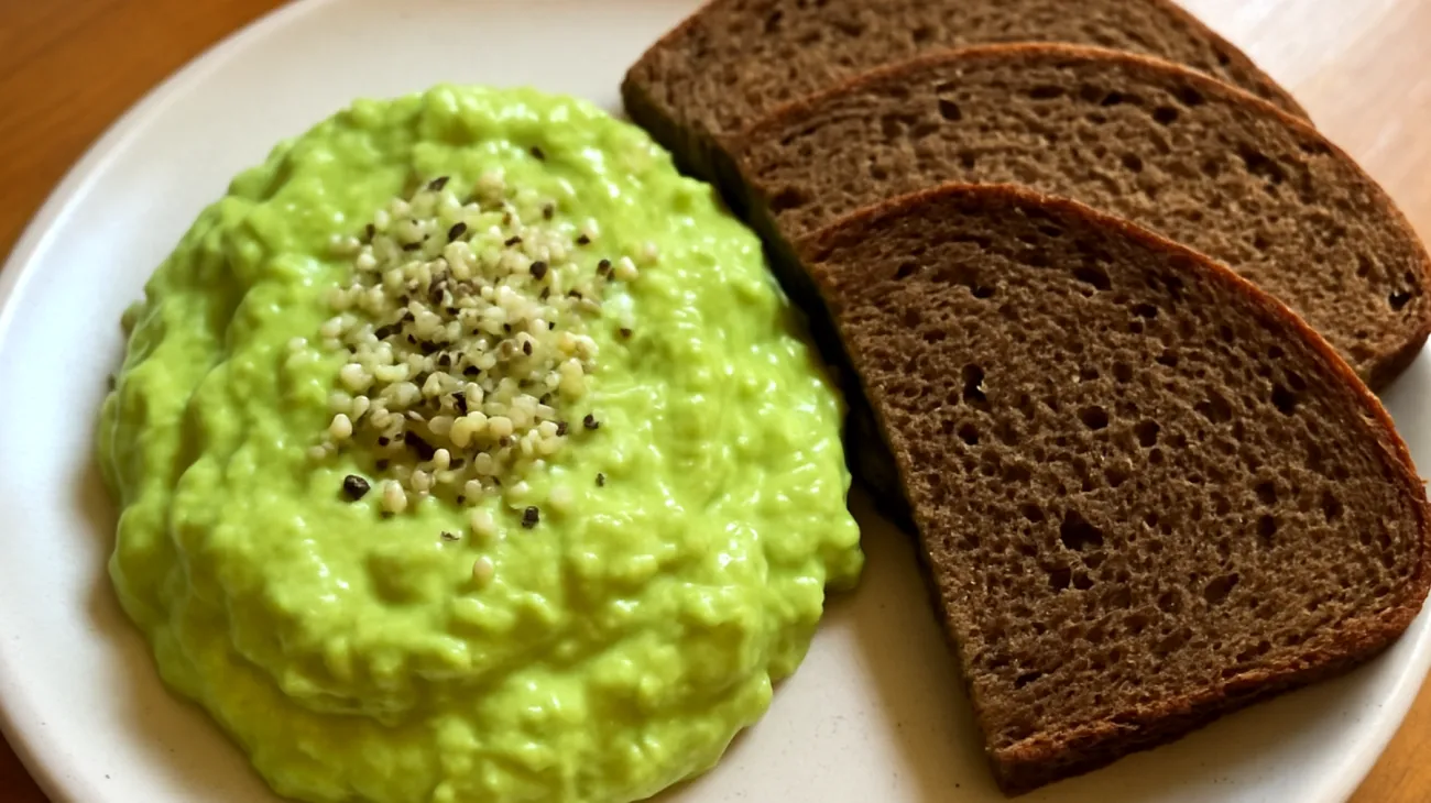 Crema di avocado e semi di canapa con pane di segale"