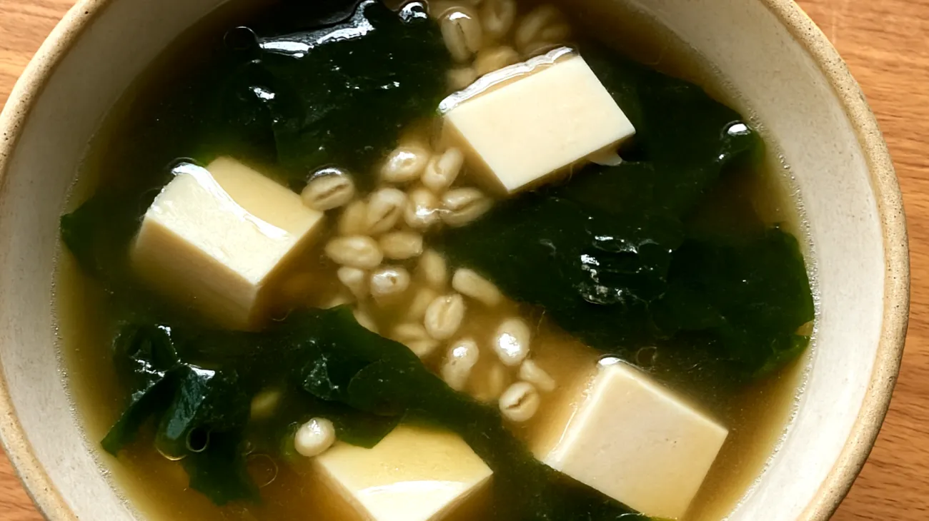 zuppa di miso con tofu, alghe wakame e orzo perlato"