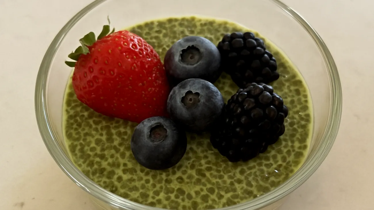 Budino di chia al tè matcha e latte di mandorla"