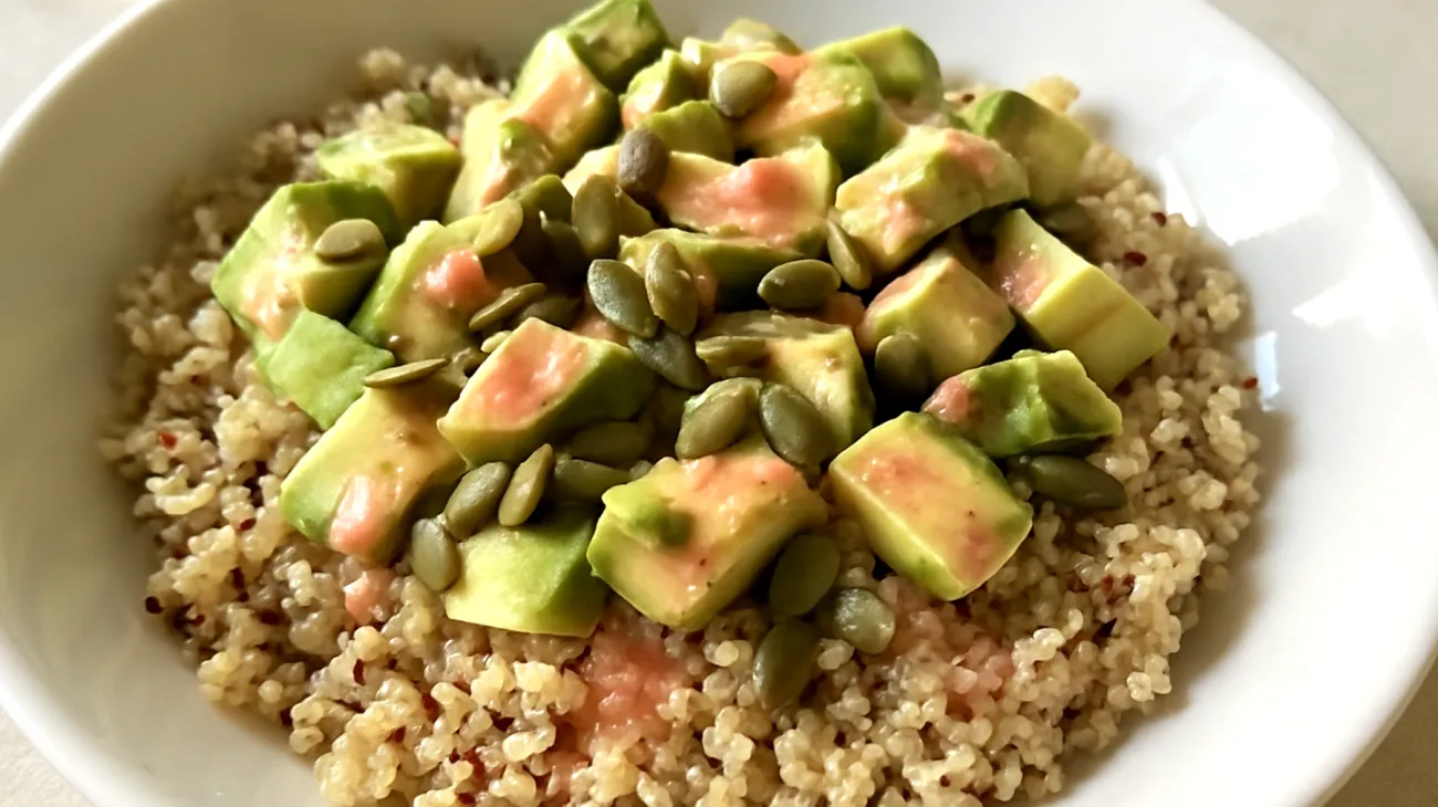 Insalata di quinoa con avocado, semi di zucca e olio di rosa mosqueta"