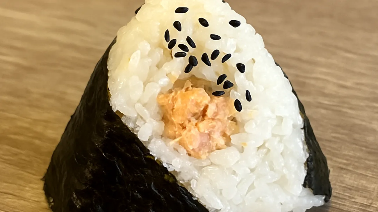 Onigiri con alga nori, salmone e sesamo nero"