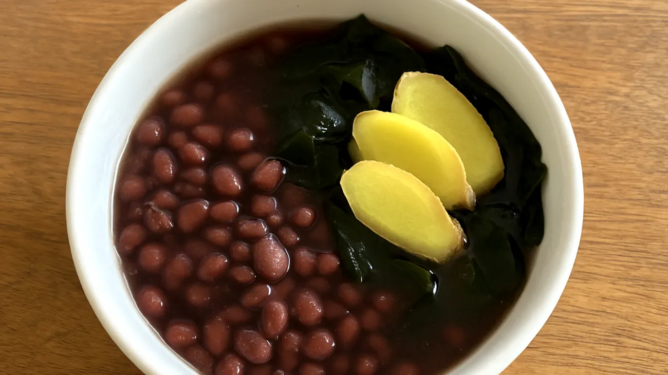 Zuppa di fagioli azuki con alghe wakame e zenzero"