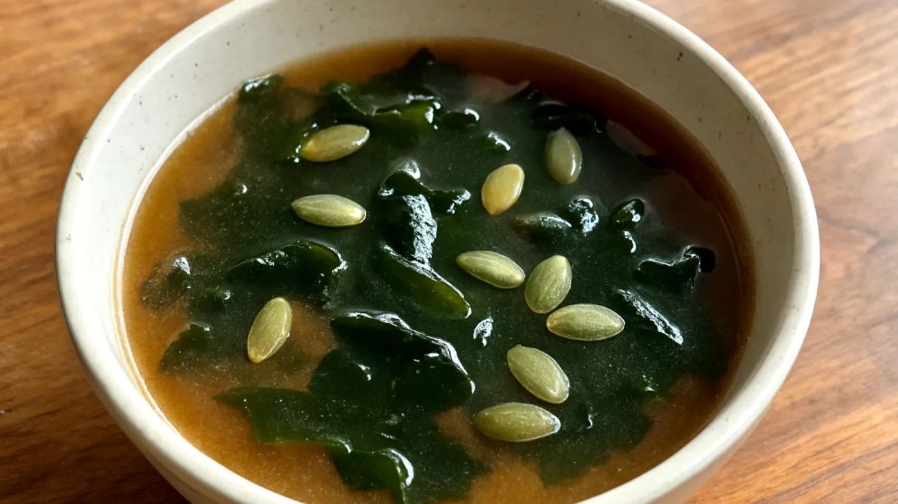 Zuppa di miso con alga wakame e semi di zucca"
