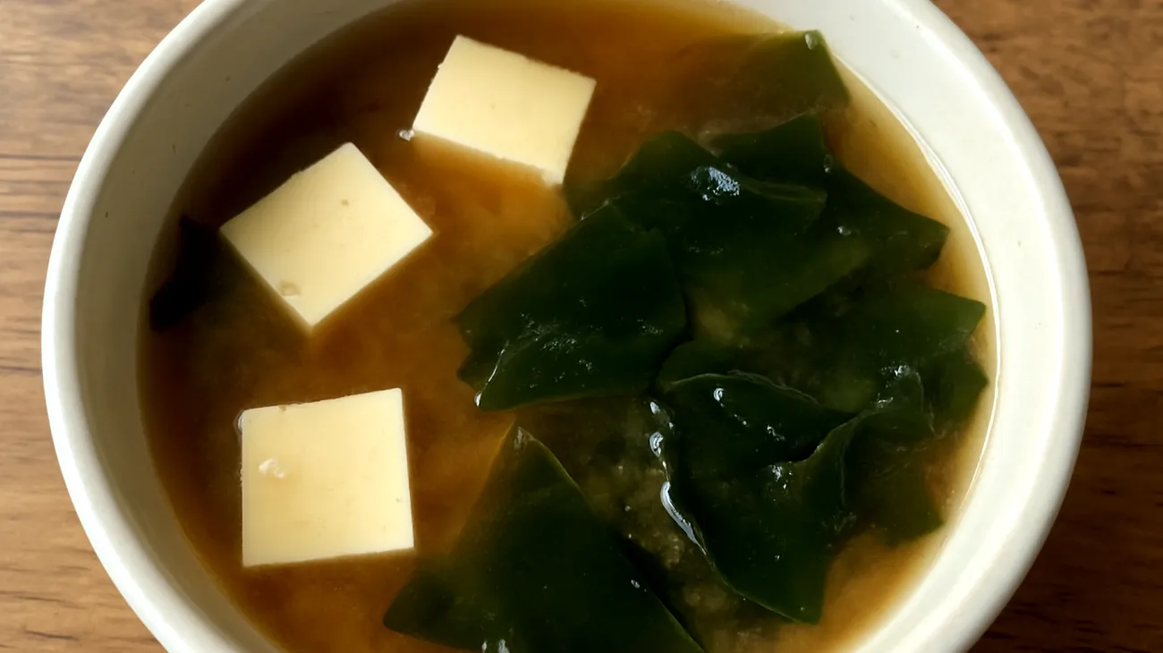 Zuppa di miso con alga wakame e tofu"