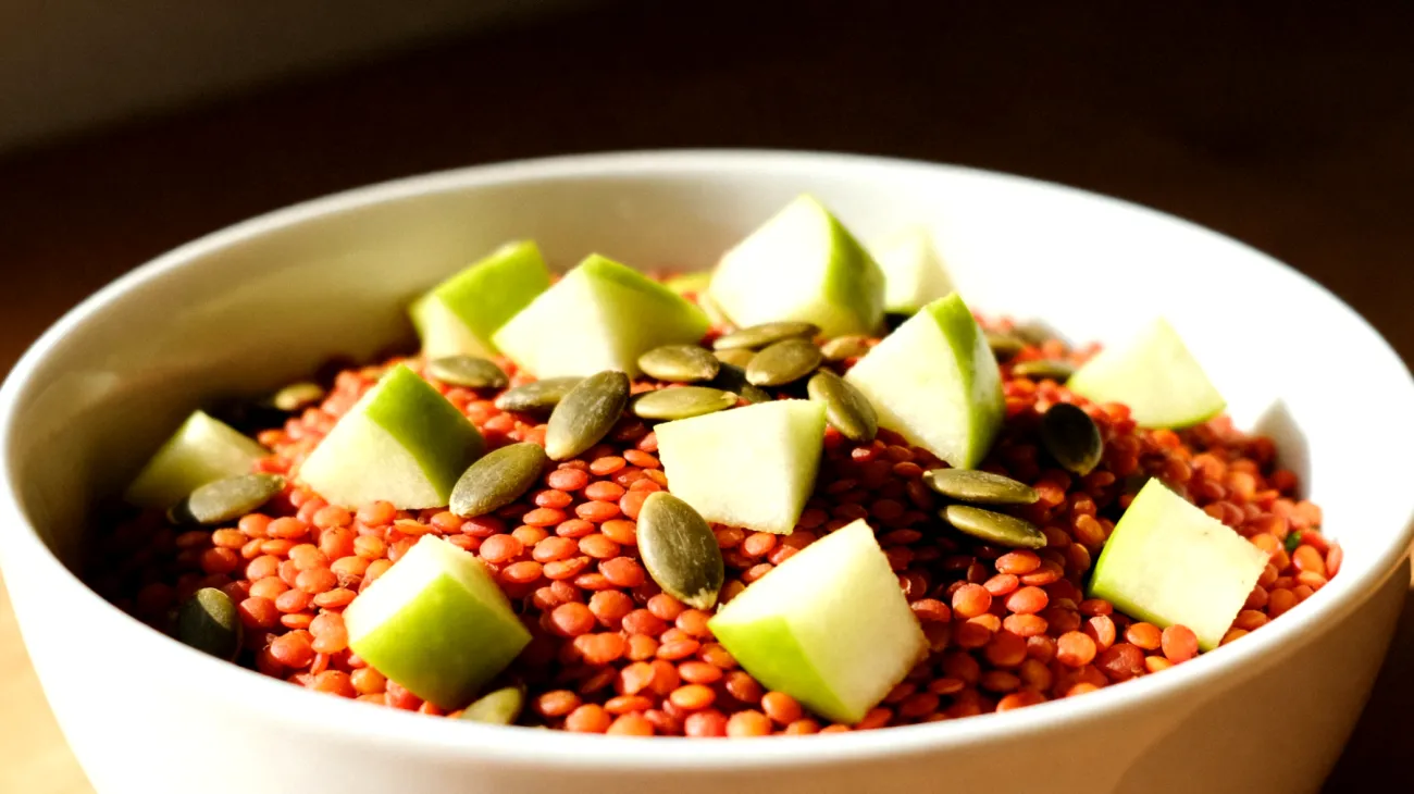 Insalata di lenticchie rosse decorticate con semi di zucca e mela verde"