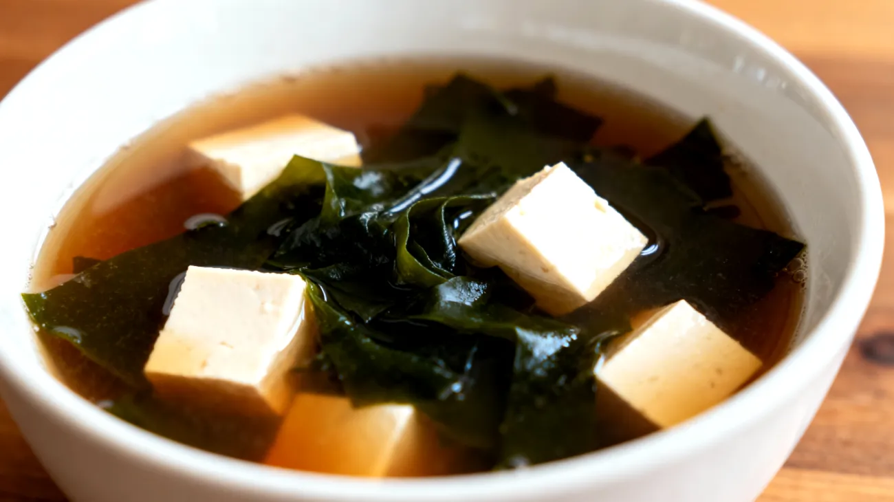 Zuppa di miso con alghe wakame e tofu"