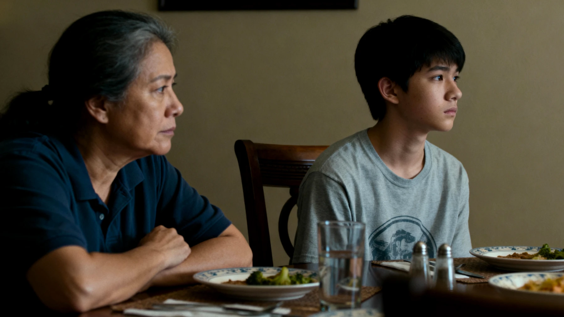 Genitori che faticano a instaurare un dialogo emotivo profondo con i figli giovani adulti, limitandosi a conversazioni pratiche e superficiali, creando distanza affettiva e incomprensioni reciproche"