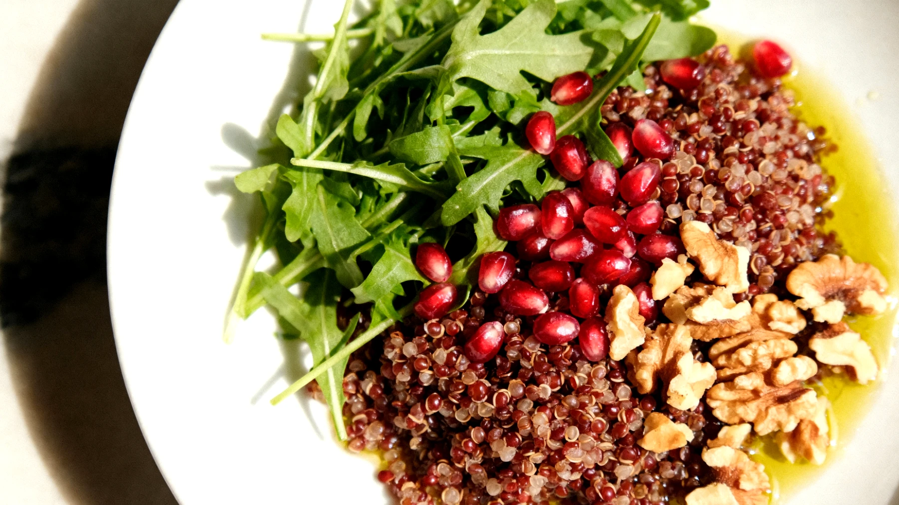 Cevizli Kinoa Salatası (Kırmızı Kinoa, Ceviz, Roka, Nar, Zeytinyağı)"