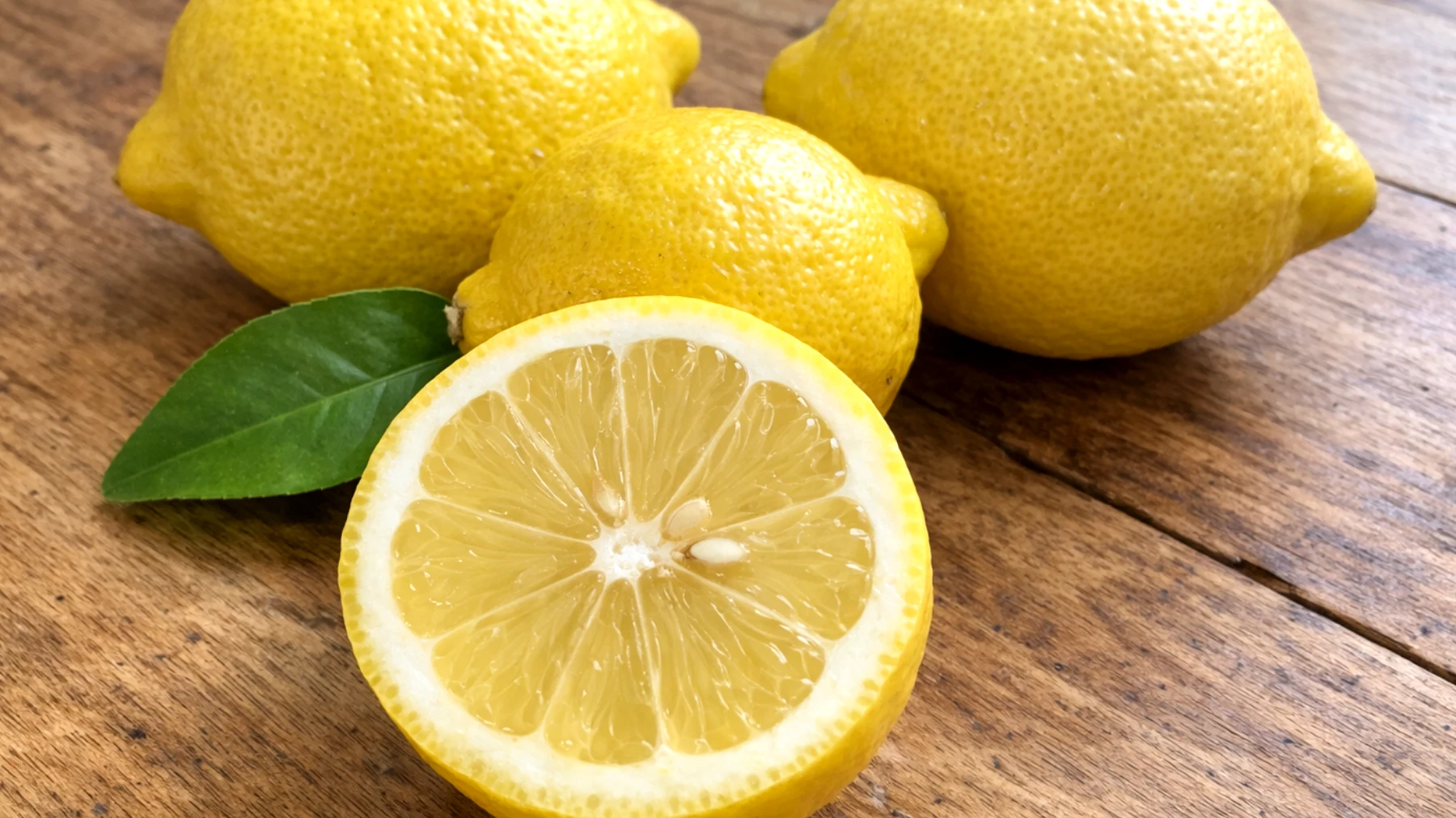 Come conservare correttamente i limoni in casa per evitare sprechi, mantenendoli freschi più a lungo in frigo, a temperatura ambiente o utilizzando tecniche di conservazione alternative come il congelamento"