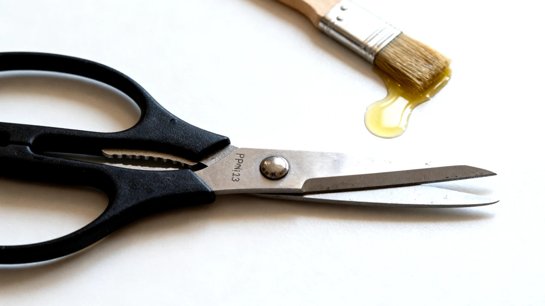 Come pulire e igienizzare correttamente le forbici da cucina, spesso trascurate nella pulizia quotidiana, eliminando residui di cibo, grasso e batteri dagli ingranaggi e dalle lame senza danneggiarle"